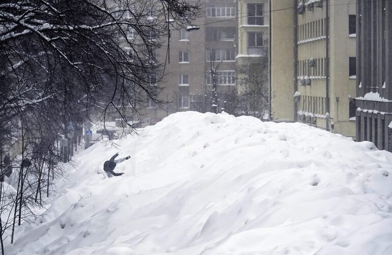 Un peatón se resbala tratando de cruzar una calle en Moscú central. 