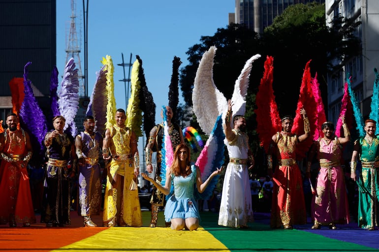 Los asistentes participan en el 30º Desfile del Orgullo LGBT en São Paulo, Brasil.