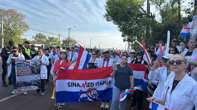 Médicos locales y contingentes provenientes en colectivos desde Asunción se reunieron en la zona. Foto: Lilian Acosta/ABC TV.