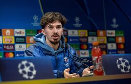 El jugador del París Saint-Germain's, Vitinha, en conferencia de prensa este lunes antes del juego frente al Bayern Múnich alemán.