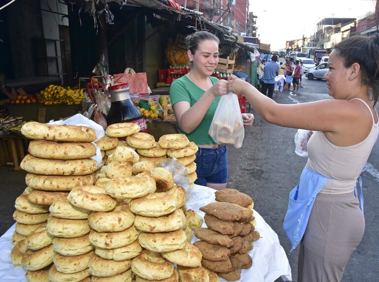 Algunos llevan por unidad, otros en bolsitas de cuatro a cinco chipa