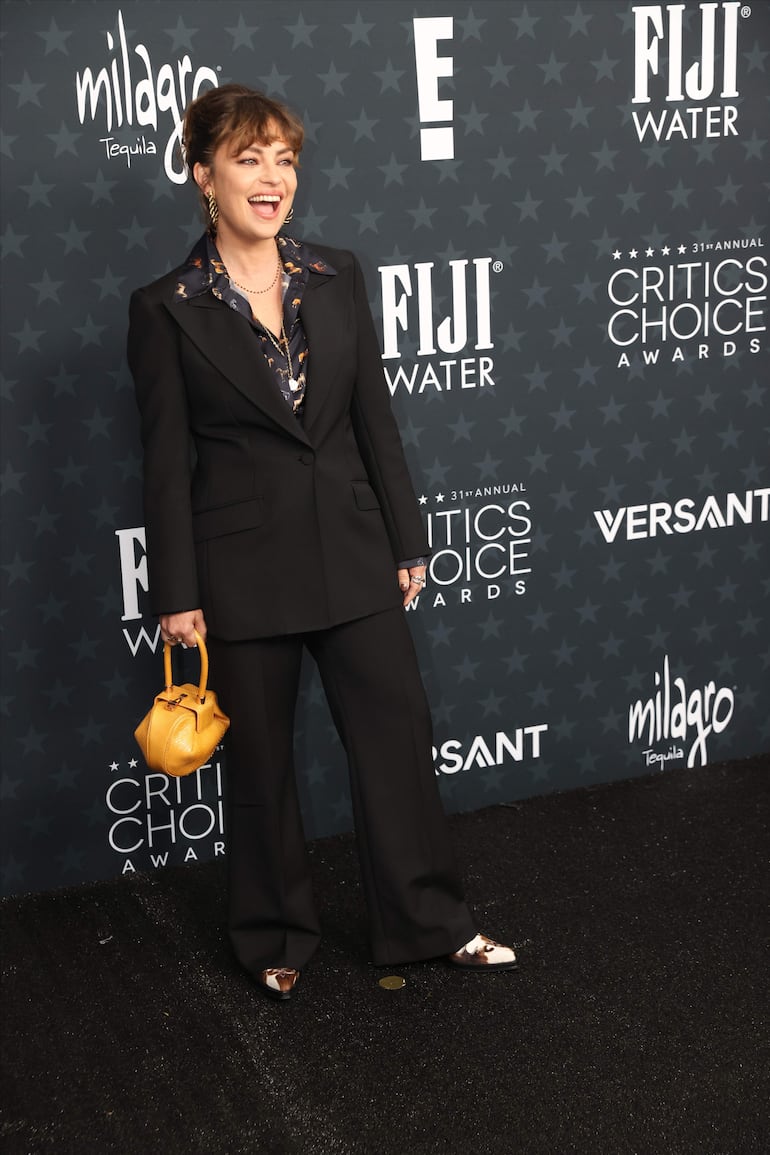La argentina Dolores Fonzi optó por un traje de dos piezas en negro para asistir a los Critics Choice Awards en California. (EFE/EPA/JILL CONNELLY
