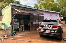 Vehículo de la SENAD con matrícula HBN 368, frente a un comercio, con persona en uniforme táctico de espaldas.