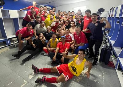 El plantel de General Caballero JLM celebran en el vestuario visitante la victoria y el permanecer en la categoría.