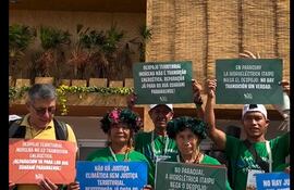 Integrantes de la comunidad indígena Ava Guaraní Paranaense protestan en la COP30.