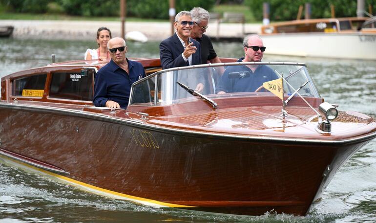 El actor estadounidense George Clooney llegó en un taxi acuático a la playa de Lido antes de la ceremonia de apertura del 82º Festival Internacional de Cine de Venecia. (EFE/EPA/ETTORE FERRARI)
