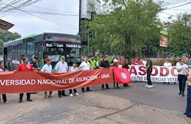 Una fila larga de vehículos y colectivos se formaron tras la medida de protesta de los docentes de la UNA.