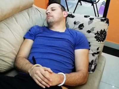 Emblemática imagen de Cucho Cabaña, tras ser detenido, acostado en el sofá dentro del cual guardaba su dinero.