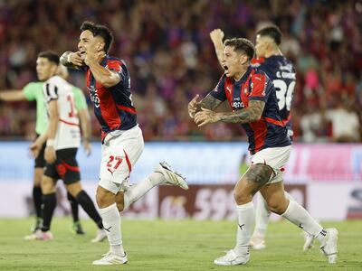 Jonathan Torres (i) y Juan Manuel Iturbe, jugadores de Cerro Porteño, celebran un gol en el partido frente a Libertad por la primera fecha del torneo Apertura 2025 del fútbol paraguayo en el estadio La Nueva Olla, en Asunción, Paraguay.