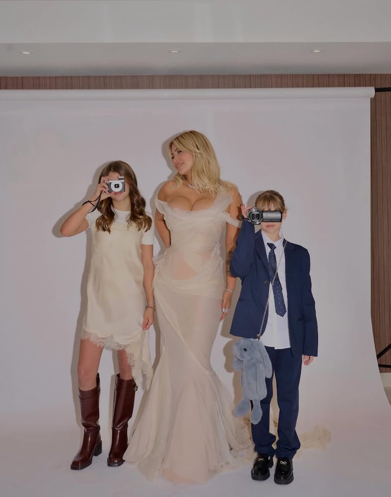Isabella y Francesca fueron la compañía perfecta de mamá Wanda Nara en la velada de los Martín Fierro 2026. (Instagram/Wanda Nara)