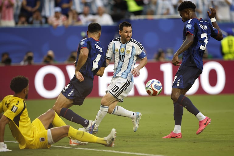 Lionel Messi (c) de Argentina disputa el balón con Pico Lopes (2-i) y Diney Borges de Cabo Verde este viernes, en un partido del Mundial de la FIFA 2026 entre Argentina y Cabo Verde en el estadio Hard Rock en Miami (Estados Unidos).