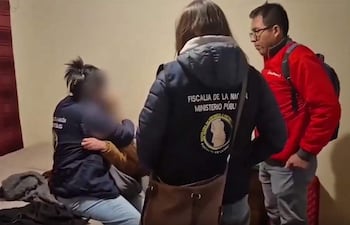 Una mujer con chaqueta del Ministerio Público abraza a una víctima visiblemente afectada, mientras otros observan con preocupación.