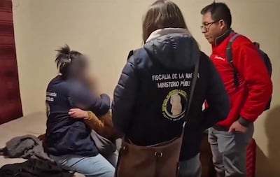 Una mujer con chaqueta del Ministerio Público abraza a una víctima visiblemente afectada, mientras otros observan con preocupación.
