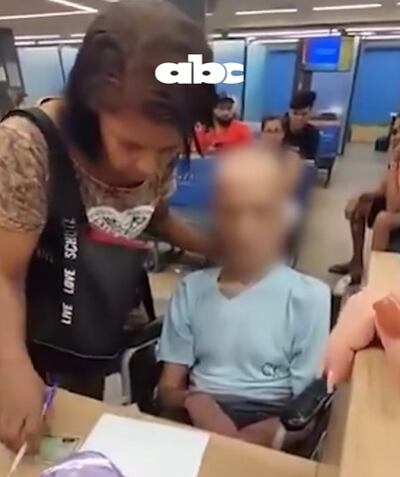 Érika de Souza y su Tío Paulo, en el banco.