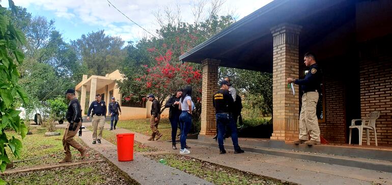 La comitiva Fiscal-Policial intervino una vivienda en la zona de Hernandarias, departamento de Alto Paraná. Así logró el arresto de los supuestos cómplices de Carlos López, ya detenido.
