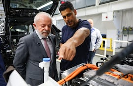 El empleado de Volkswagen Marcelo Reis (d) conversa con el presidente brasileño, Luiz Inacio Lula da Silva.