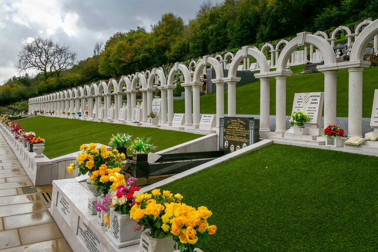 El cementerio de Aberfan en los valles del sur de Gales, donde están enterrados los niños y los maestros de escuela del desastre de Aberfan.