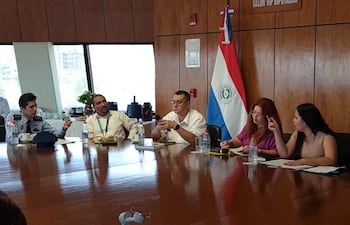 Reunión de representantes de bomberos voluntarios con las diputadas Alexandra Zena y Leidy Galeano (Cruzada Nacional).