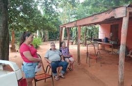 Dolly Jiménez, esposa de Almir de Brum (izq); Valmir de Brum, padre del secuestrado y su esposa, durante la conferencia convocada a 20 días del secuestro.