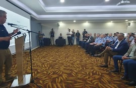 El ministro del Interior, Enrique Riera, durante la presentación del sistema de radiocomunicación para la Dirección de Policía Nacional en Alto Paraná.