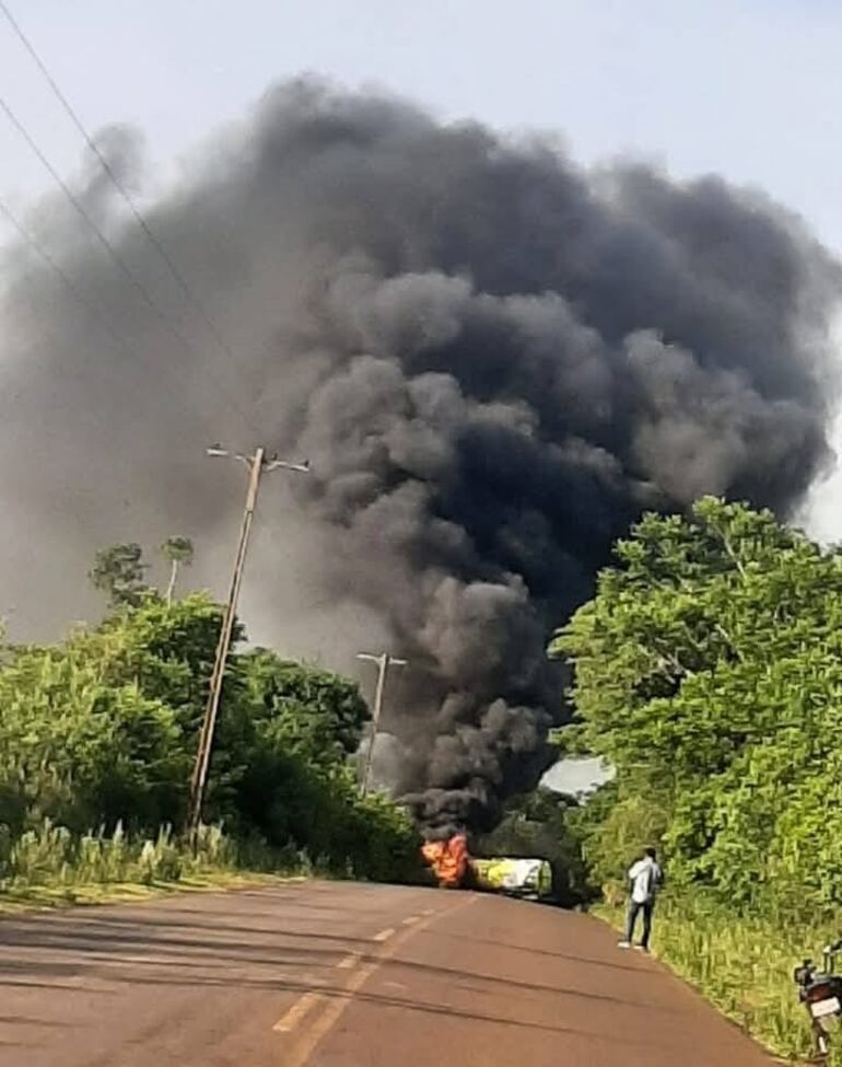 Columna de humo tomó la ciudad tras el choque de un camión cisterna en Caazapá.