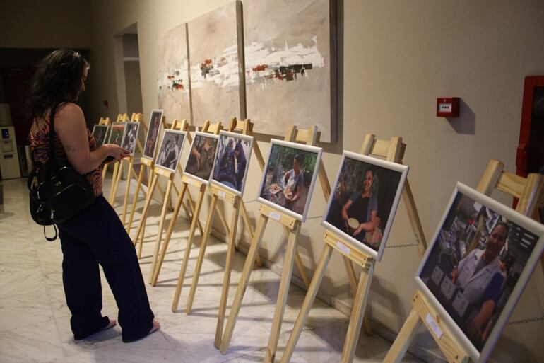 El Centro Cultural de la República - El Cabildo abre sus puertas a la exposición "Mujeres que Hacen", una muestra fotográfica que celebra la diversidad y la fuerza de la mujer paraguaya a través del lente de diez talentosas fotógrafas.