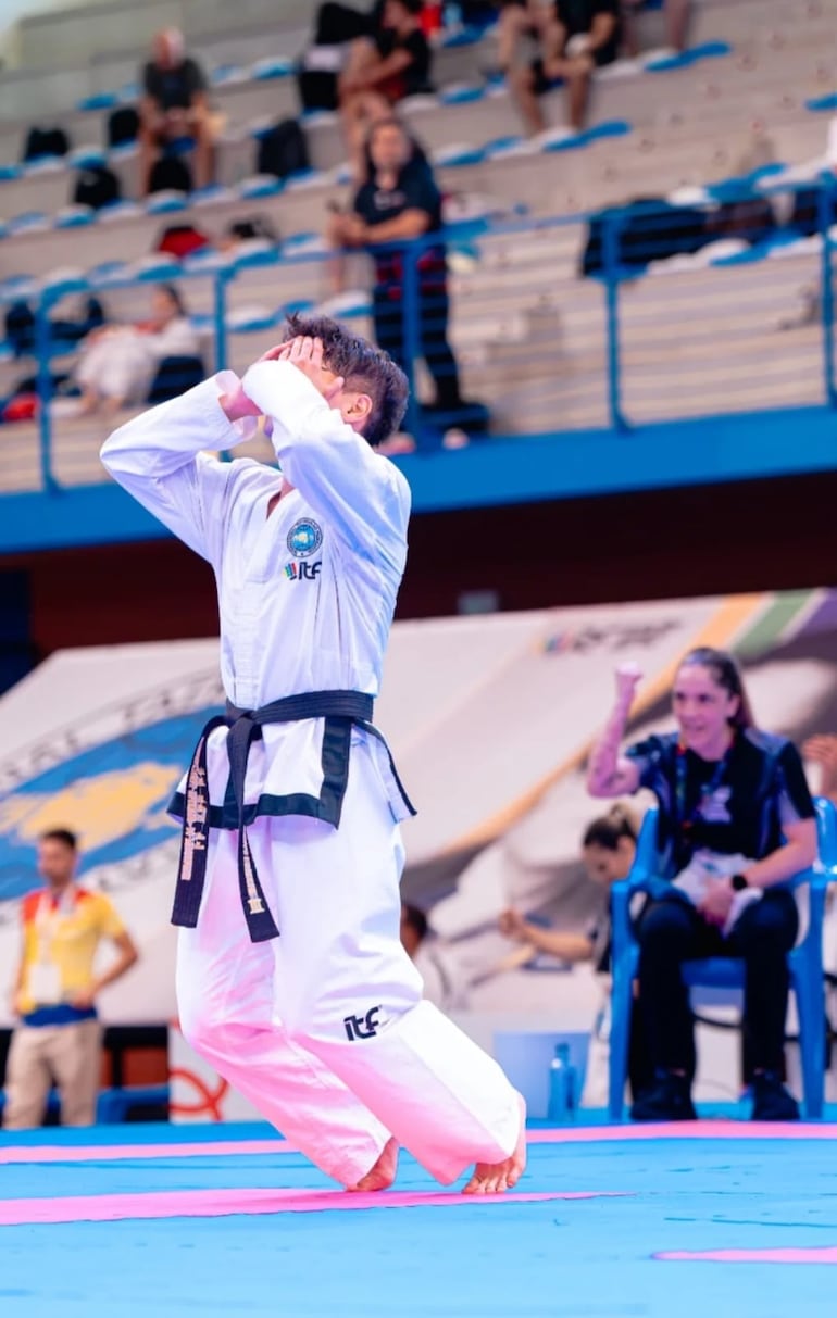 Tobías se emociona tras saber que es nuevo campeón del mundo.