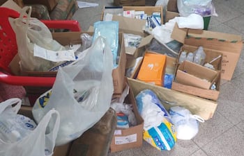 Espacio desordenado con cajas y bolsas de insumos médicos en un albergue del IPS.