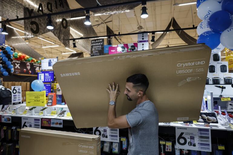 Un hombre compra un televisor en un supermercado, en Sao Paulo (Brasil). 