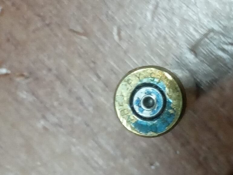 Cartucho disparado con la inscripción Industria Militar (IM PY) en la base, que también fueron encontrados en el lugar.