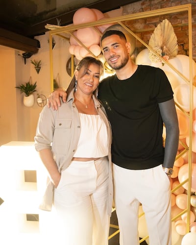 Tonny Sanabria posando feliz con su madre Shirley Ayala.
