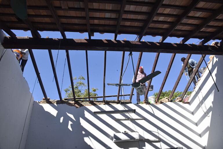 Cambio de tejas, que debe terminar para este viernes en la escuela Pedro P. Peña.