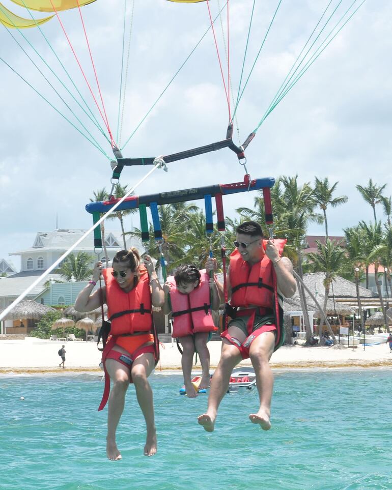El futbolista Jorge Morel con su esposa Rubí Samudio y su hija mayor Brianna divirtiéndose en Punta Cana. (Instagram/Rubí Samudio)
