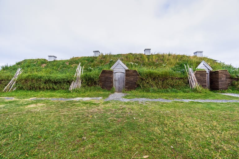 L'Anse aux Meadows Longhouse Hall. Una casa vikinga de turba de madera.