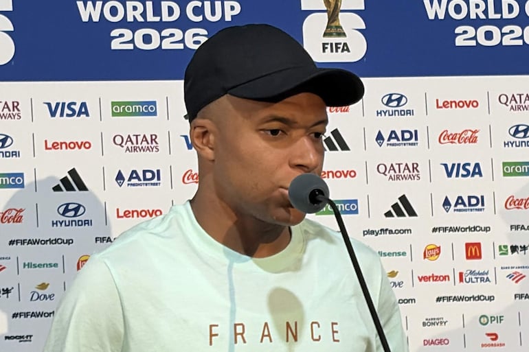 Kylian Mbappé de Francia habla este martes, en la zona mixta después de un partido del grupo I del Mundial de la FIFA 2026 entre Francia y Senegal en Nueva Jersey.