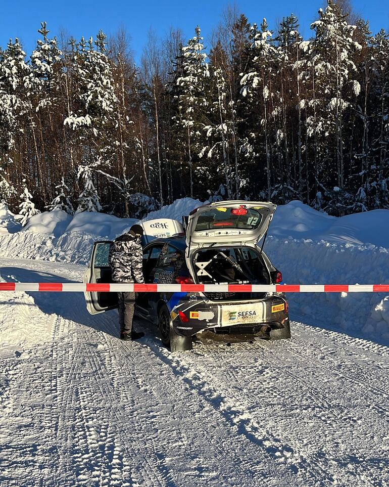 El Ford Fiesta Rally3 de Diego Domínguez Bejarano no pudo continuar por rotura del radiador.