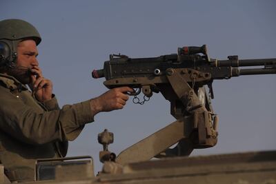 Sderot (Israel), 08/10/2023.- Un soldado israelí en una unidad de artillería autopropulsada se mueve hacia la frontera con Gaza, 8 de octubre de 2023. Israel anunció el inicio de una operación a gran escala 'Espadas de Hierro' después de ataques sorpresa contra Israel en el 7 de octubre reivindicado por el movimiento islamista Hamás mató a más de 670 israelíes y dejó más de 2.100 heridos en los ataques, informó el ejército israelí el 8 de octubre. EFE/EPA/ATEF SAFADI