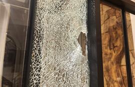 Así terminó una de las ventanas del periodista Carlos Benítez luego de que balearan su vivienda.