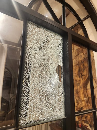 Así terminó una de las ventanas del periodista Carlos Benítez luego de que balearan su vivienda. 