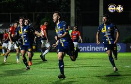 Néstor Abraham Camacho Ledesma (38 años), experimentado delantero del Sportivo Trinidense. (Foto: @CST_1935)