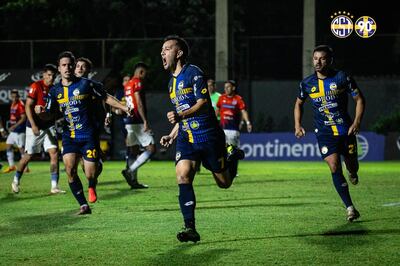 Néstor Abraham Camacho Ledesma (38 años), experimentado delantero del Sportivo Trinidense. (Foto: @CST_1935)