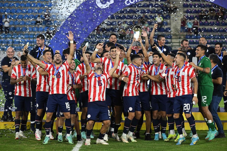 Los jugadores de Paraguay celebran la clasificación a Los Juegos Olímpicos París 2024 y la consagración de campeón del Preolímpico 2024 en el estadio Nacional Brígido Iriarte, en Caracas, Venezuela.