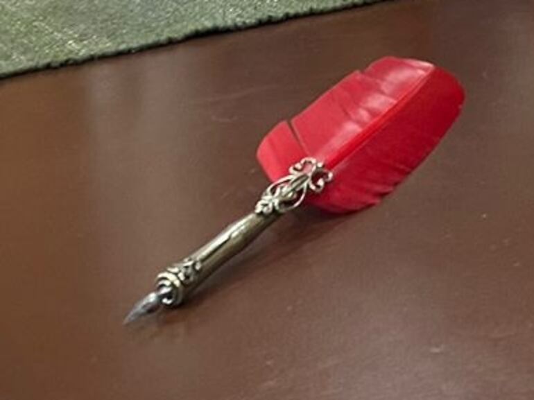 La pluma estilográfica del senador Basilio "Bachi" Núñez decora su nueva oficina como presidente del Senado.