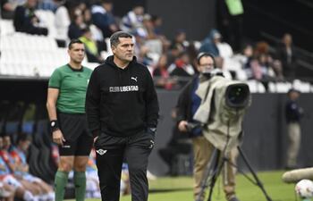 El entrenador de Libertad Juan Eduardo "Mágico" Samudio durante el encuentro ante Sportivo 2 de Mayo en el estadio La Huerta.