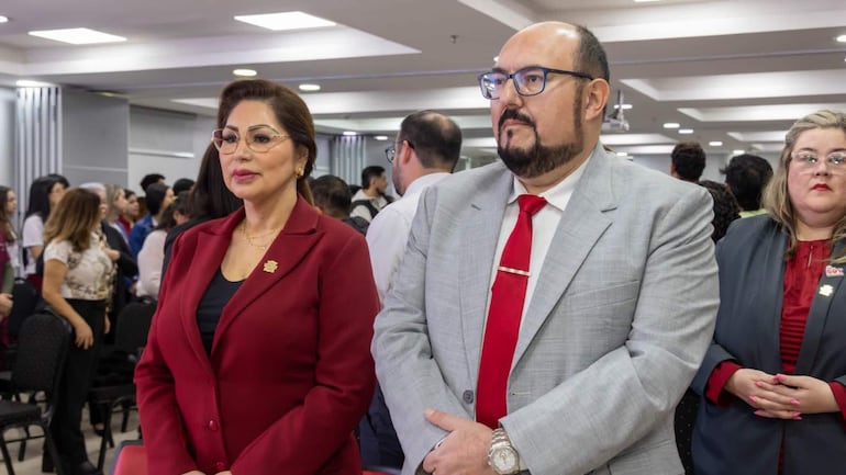 La Dra. Elvira Peralta de Quiñonez y el Prof. Dr. Hernando Javier Quiñónez durante la Expo Acutis.
