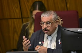 Imagen ilustrativa: el Dr. Isaías Fretes, ministro de Salud Publicas en Reunión de la Comisión Bicameral de Presupuesto.