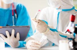 En presencia de síntomas, debe acudirse al centro de salud más próximo y mantener el uso correcto de mascarillas para limitar posibles contagios.