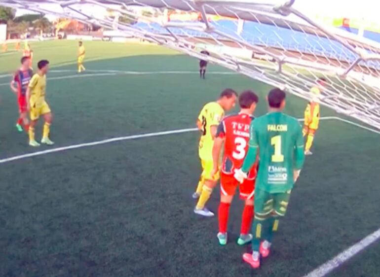 Gonzalo Adrián Falcón le tocó la cola a Sebastián Olmedo, en una acción configurada como actitud antideportiva, por lo que fue expulsado a instancias del VAR.