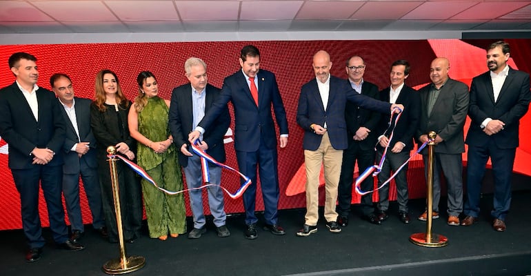 Directivos de Mapfre Paraguay en la inauguración del edificio.