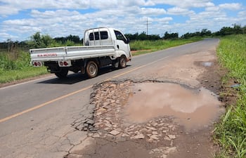 La ruta que une Tobatí con Arroyos y Esteros se encuentra en un lamentable estado, con el pavimento deteriorado y numerosos baches que dificultan la circulación.